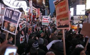 Times Square: Hiljade ljudi na protestima protiv Trumpove odluke